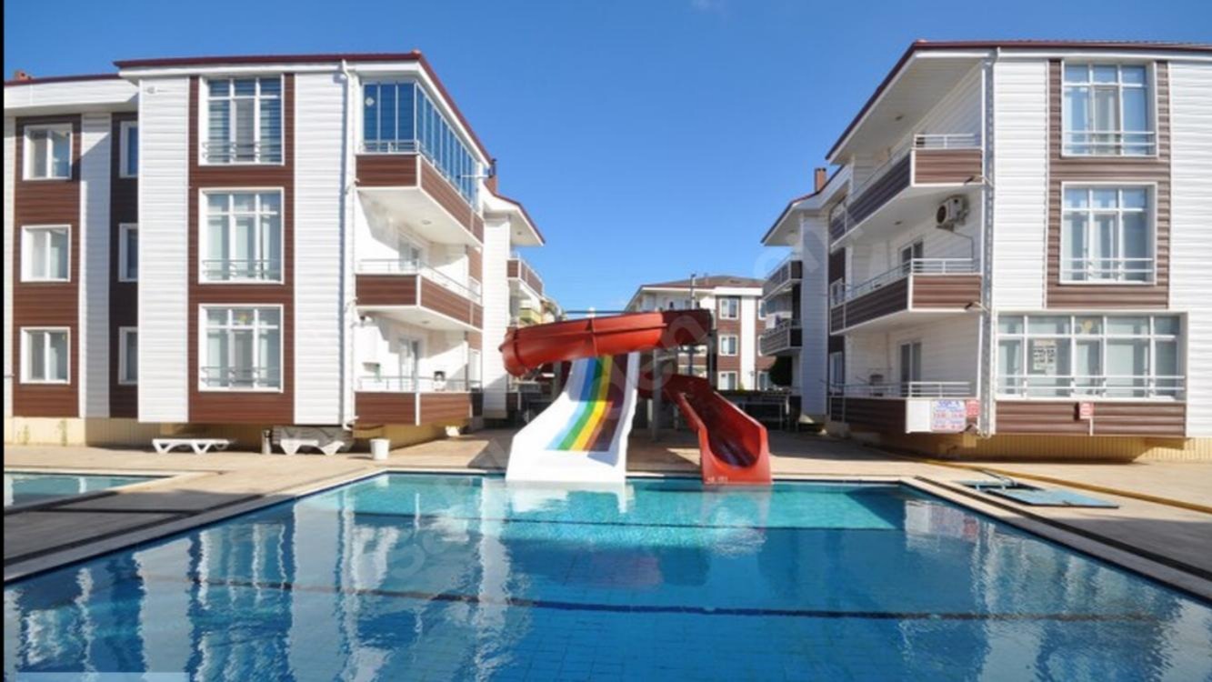 KARASU ÇİĞDEM EMLAKTAN...HAVUZLU sitede 3.kat köşe 2+1...EŞYALI