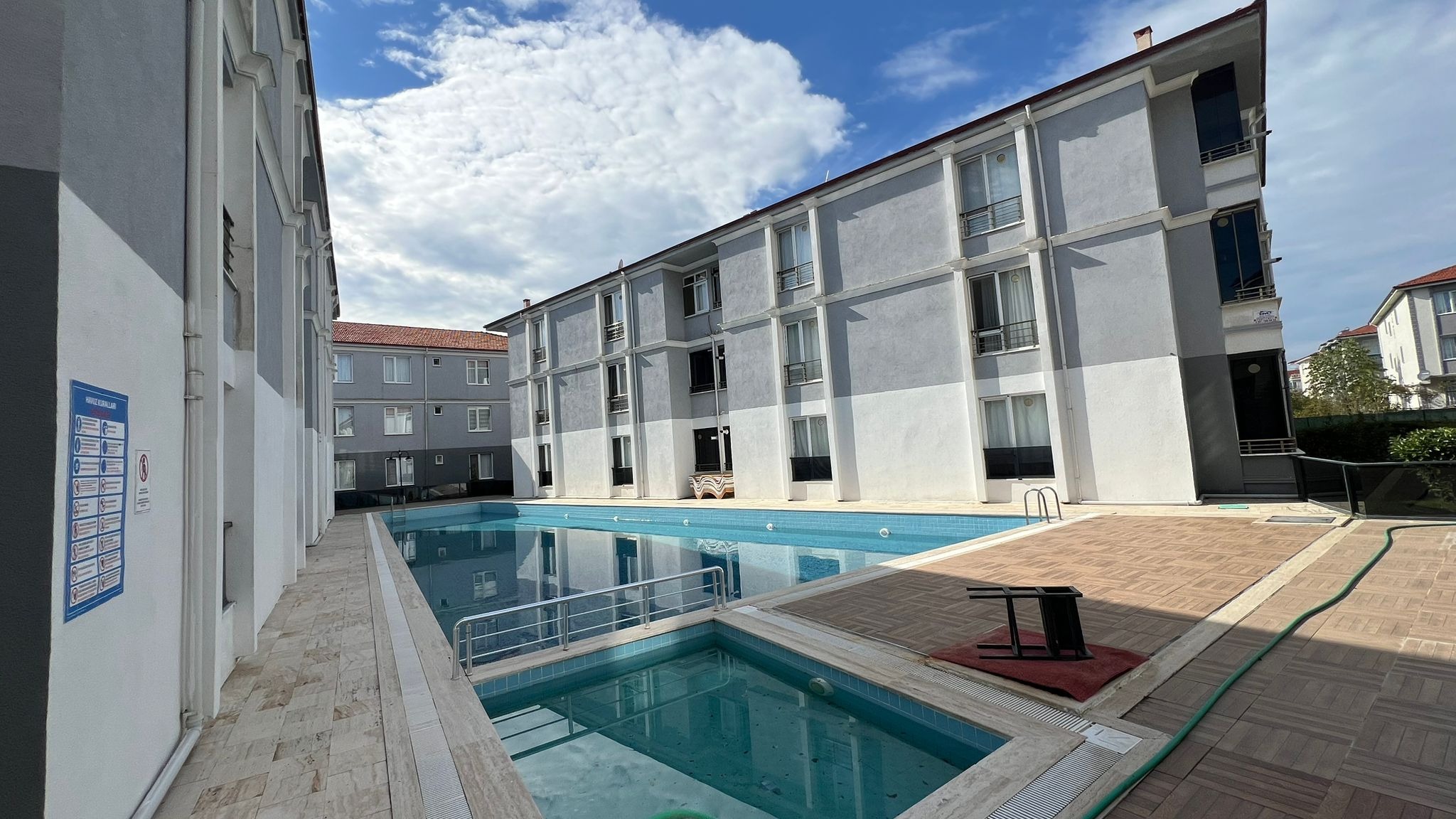 HAVUZLU SİTEDE MERKEZİ KONUMDA 2+1 FIRSAT DAİRE