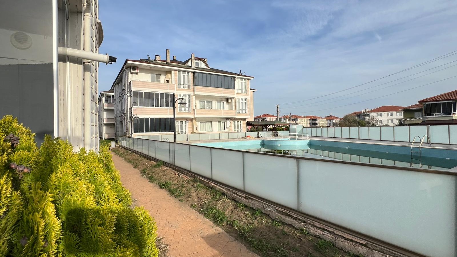 KARASU ÇİĞDEM EMLAKTAN...DENİZE ÇOK YAKIN & HAVUZLU SİTEDE 2+1