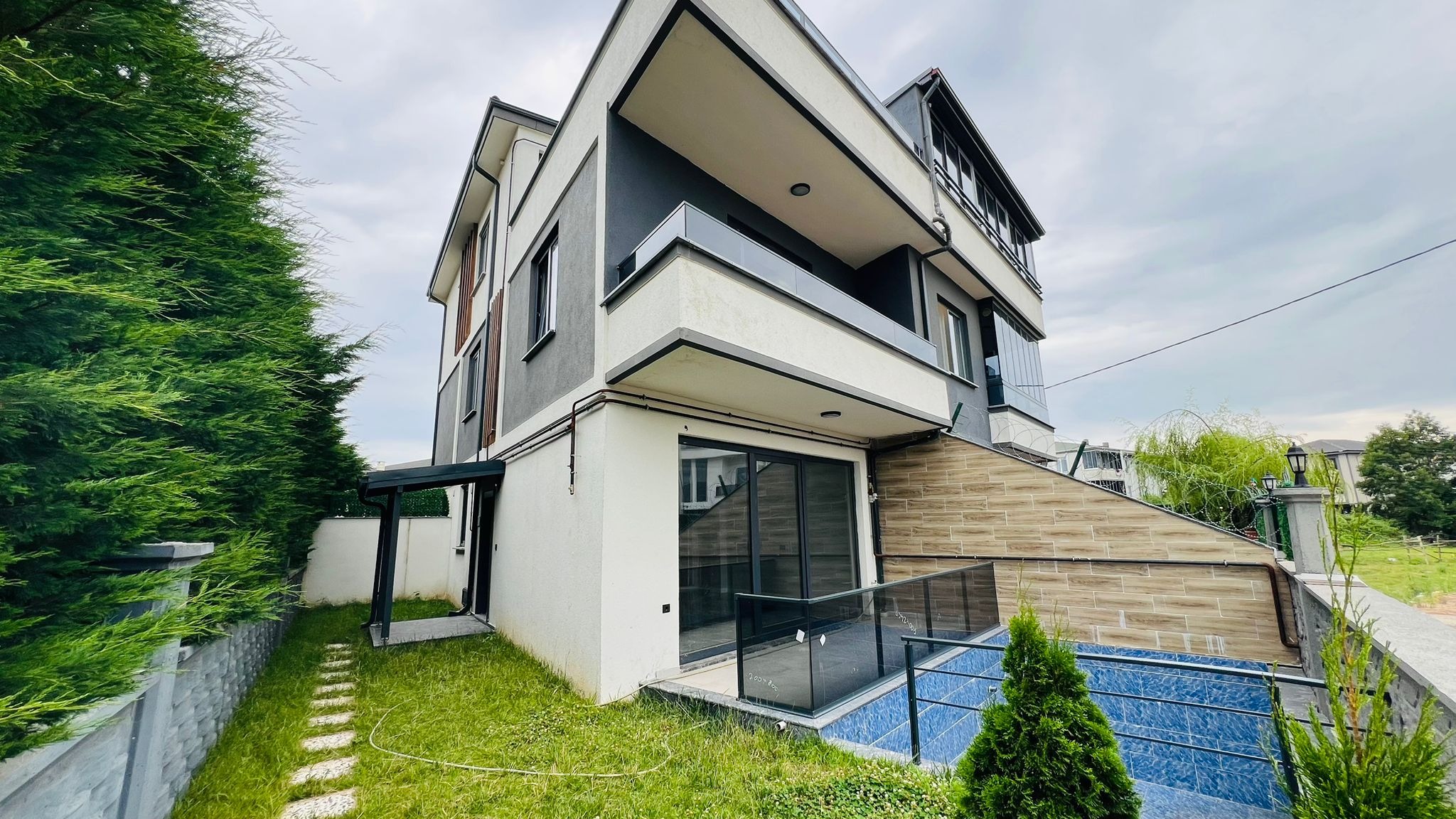 HAVUZLU VİLLA, KENDİNE AİT BAHÇELİ,YERDEN ISITMALI ÇİĞDEM EMLAK