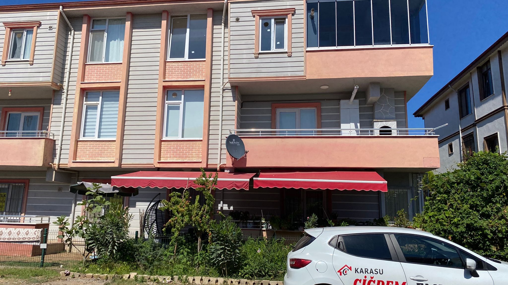 KARASU ÇİĞDEM EMLAKTAN...YALI DA MERKEZİ YERDE KİRALIK 2+1