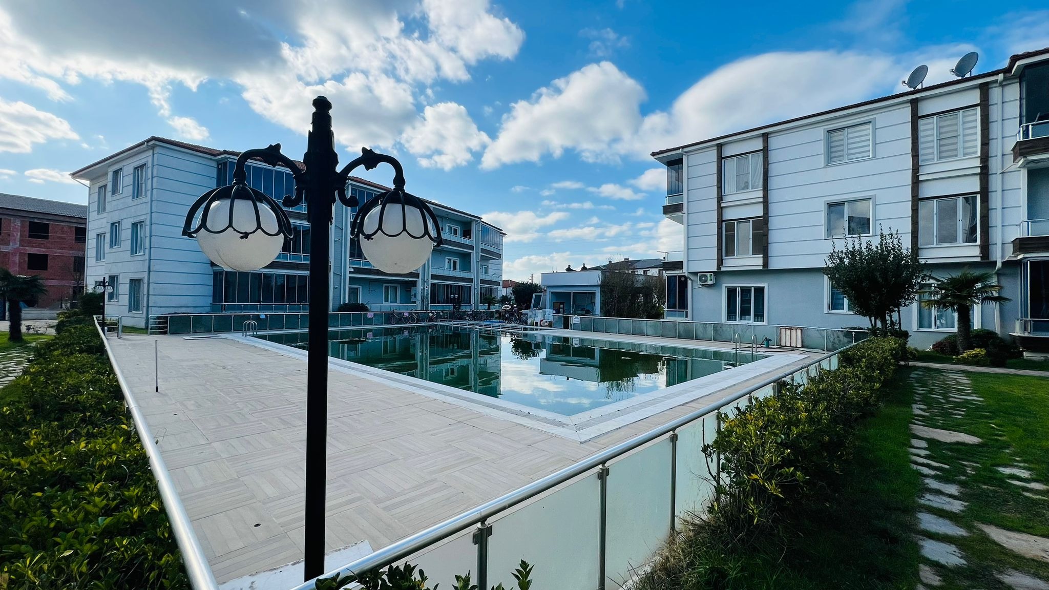 HAVUZLU SİTEDE HARİKA BAHÇE KATI 2+1 DAİRE | CAM BALKONLU